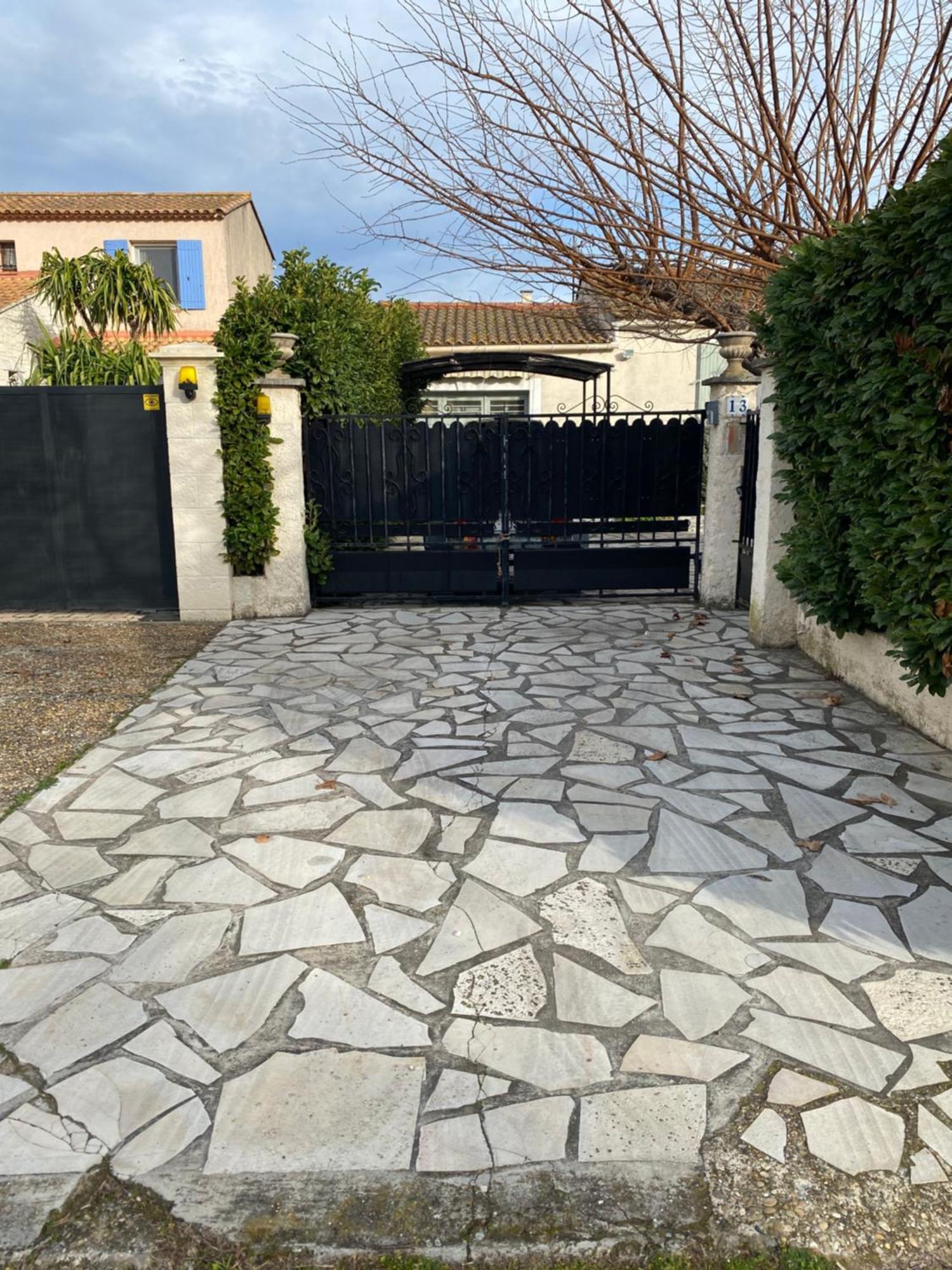 Maison Dans Village Calme Arles Exterior foto